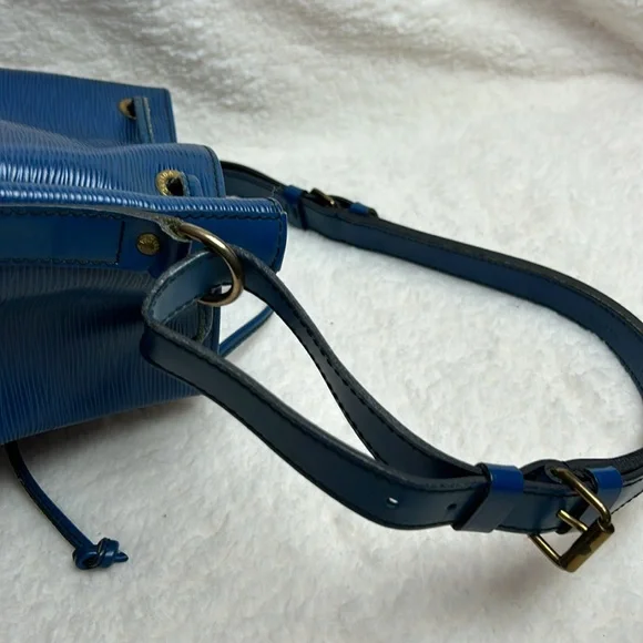 Beautiful Louis Vuitton Noé Bucket & Drawstring Bag Blue Epi Leather - Picture 12 of 12